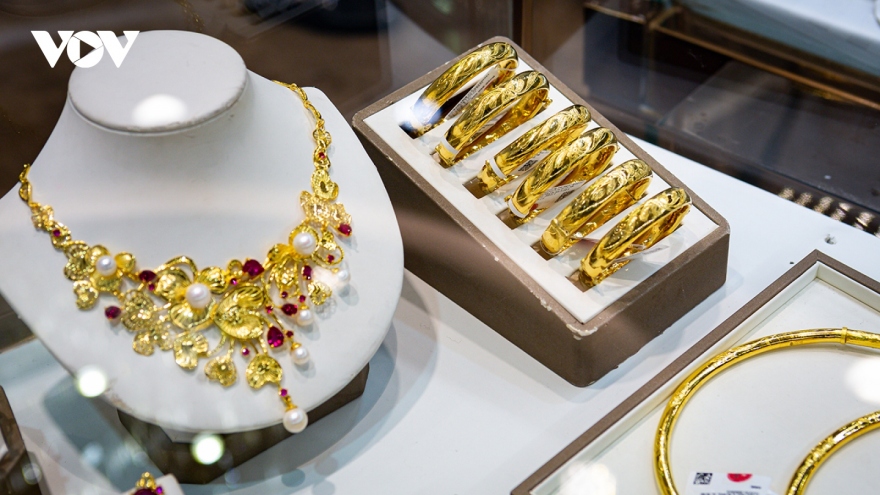 Gold prices keep rising on global market fluctuations